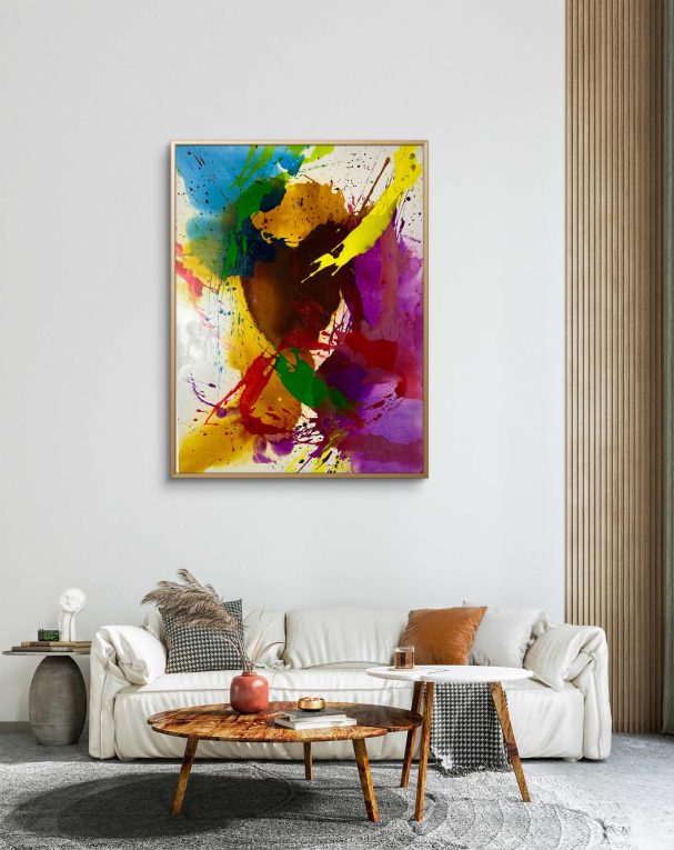 Buntes abstraktes Gemälde mit Flächen in Blau, Gelb, Rot und Lila über einem modernen Sofa.