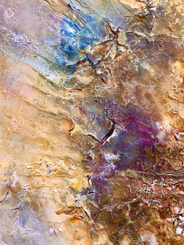 Abstrakte, farbenfrohe Textur mit blauen, goldenen und lila Farbtönen.