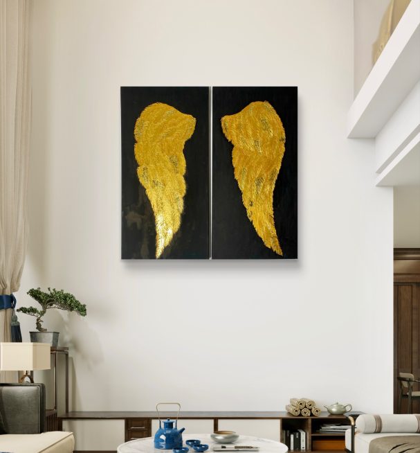 Zwei goldene Engelsflügeln auf schwarzem Hintergrund.