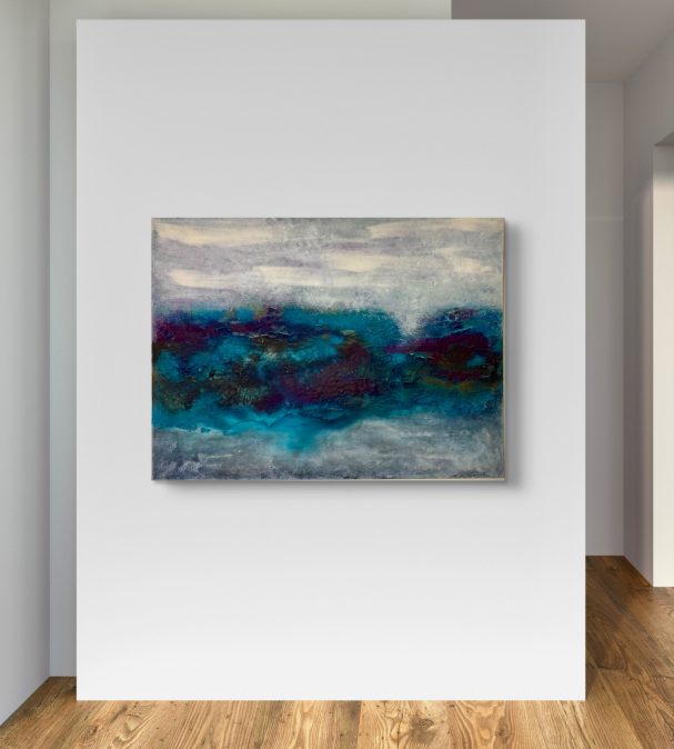 Abstrakte Malerei mit blauen und lilanen Farbtönen in einem modernen Raum.