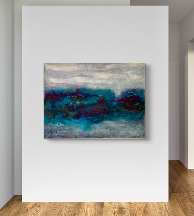 Abstrakte Kunst in Blau- und Grüntönen, hängend an einer weißen Wand.