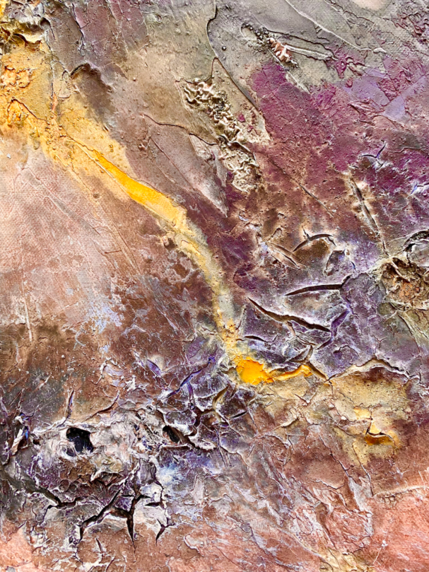 Abstrakte Farbmuster in Gelb, Lila und Erdtönen, die eine natürliche Textur andeuten.