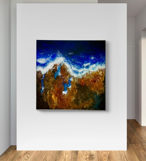 Abstraktes Kunstwerk mit blauen und braunen Farbtönen, an einer weißen Wand hängend.