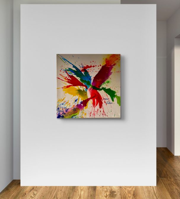 Buntes abstraktes Gemälde mit lebhaften Farbspritzen auf hellem Hintergrund.