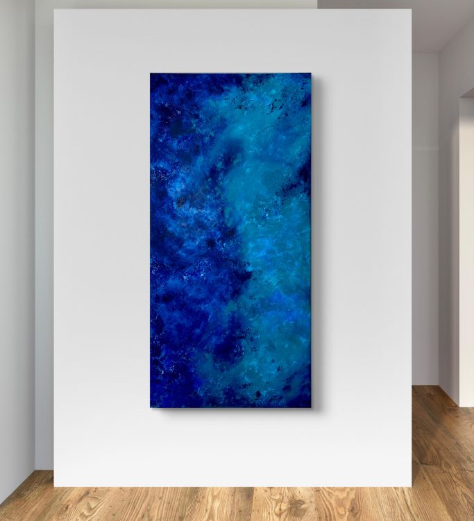 Abstraktes Kunstwerk in blauen und cyanfarbenen Tönen, an einer weißen Wand.