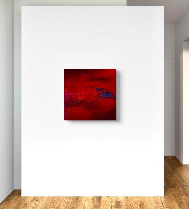 Abstraktes Gemälde in kräftigen Rottönen mit blauen Akzenten an einer weißen Wand.