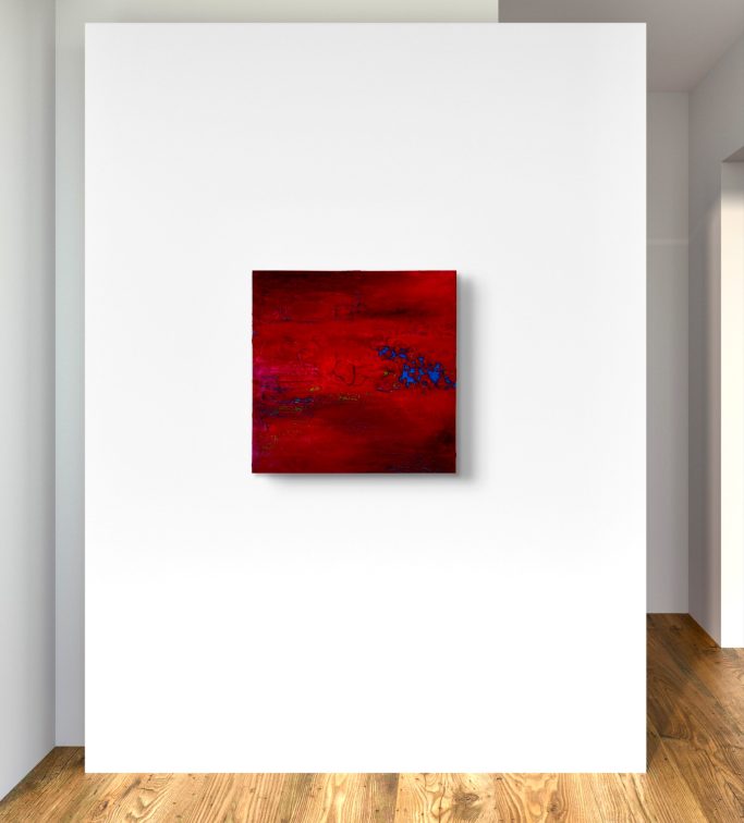 Abstraktes rotes Gemälde mit blauen Akzenten an einer weißen Wand.