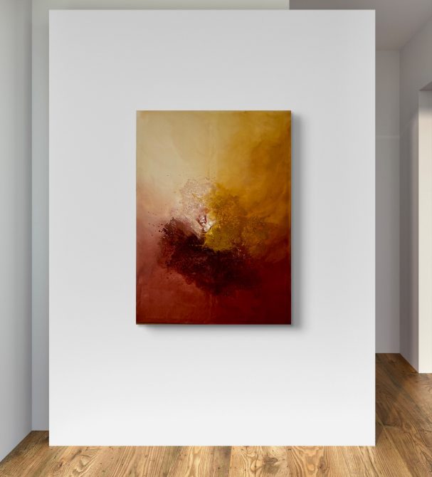 Abstrakte Kunst mit warmen Farben in Gelb- und Rottönen auf einer weißen Wand.