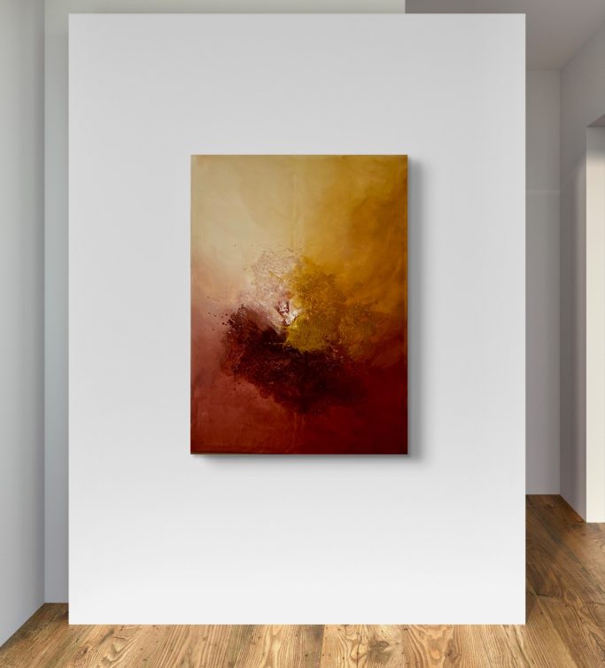 Abstrakte Kunst mit warmen Rot- und Gelbtönen, an einer weißen Wand hängend.