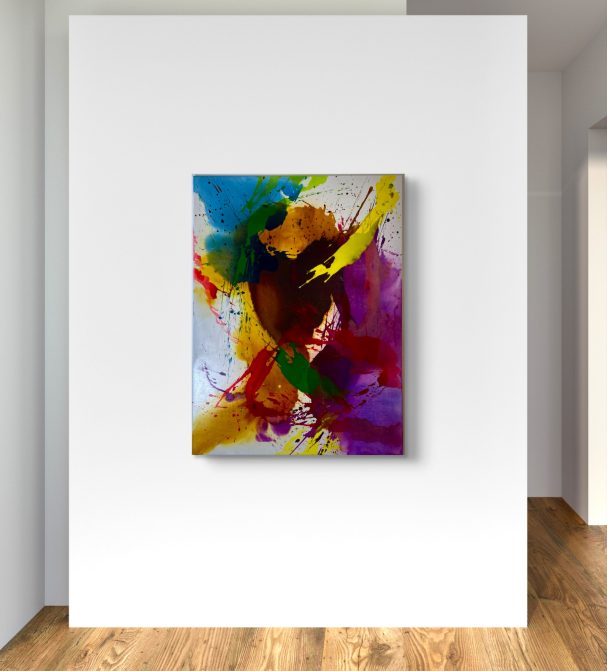 Abstrakte Malerei in kräftigen Farben, an einer weißen Wand in einem modernen Raum.