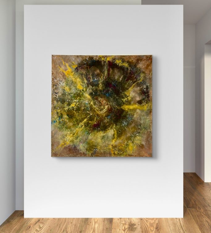 Abstrakte Kunst mit gelben, grünen und roten Farben auf braunem Hintergrund.